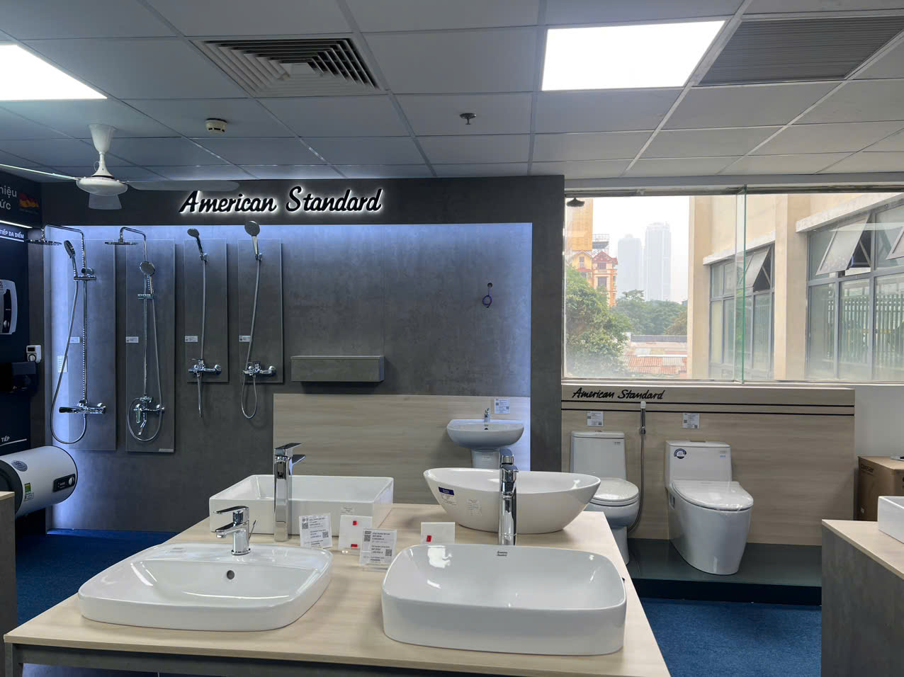Đại lý American Standard Ba Đồn trưng bày bồn cầu, lavabo, sen vòi và phụ kiện phòng tắm.
