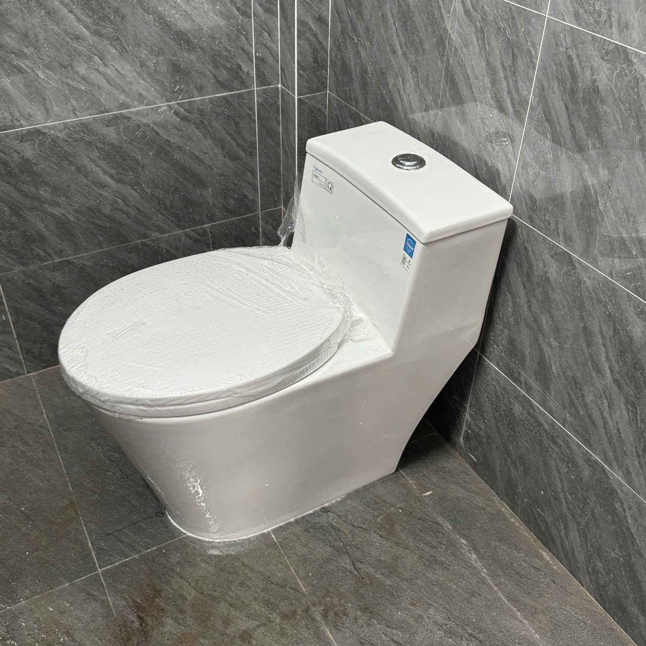 So sánh thiết kế và công nghệ bồn cầu American Standard và INAX