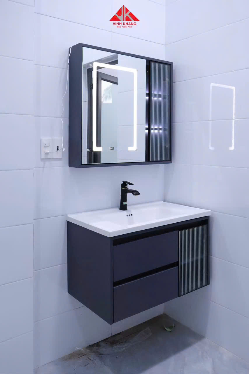 Bộ thiết bị vệ sinh American Standard gồm bồn cầu lavabo vòi chậu và sen tắm